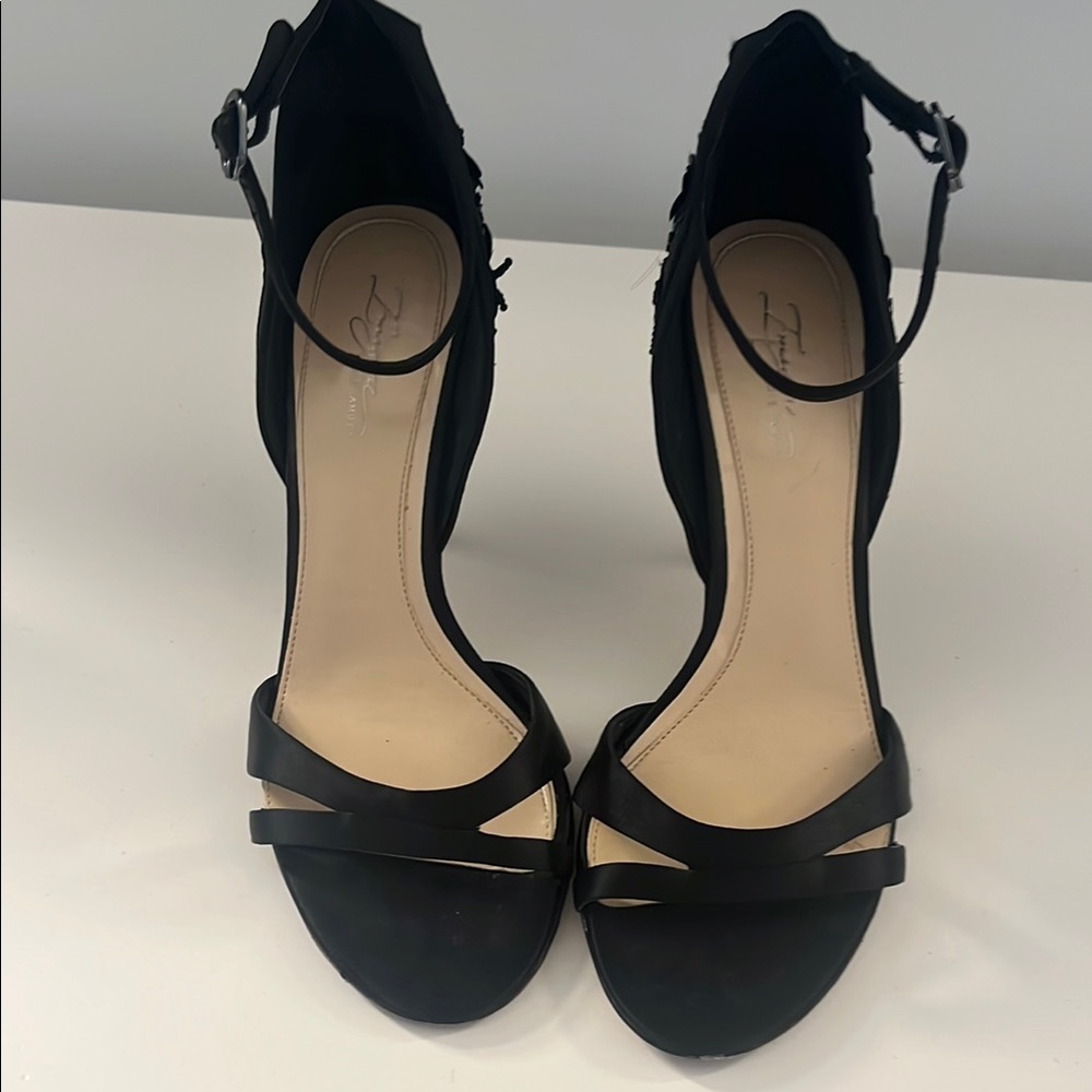 Imagine Vince Camuto  black silk shoe in good condition 🖤